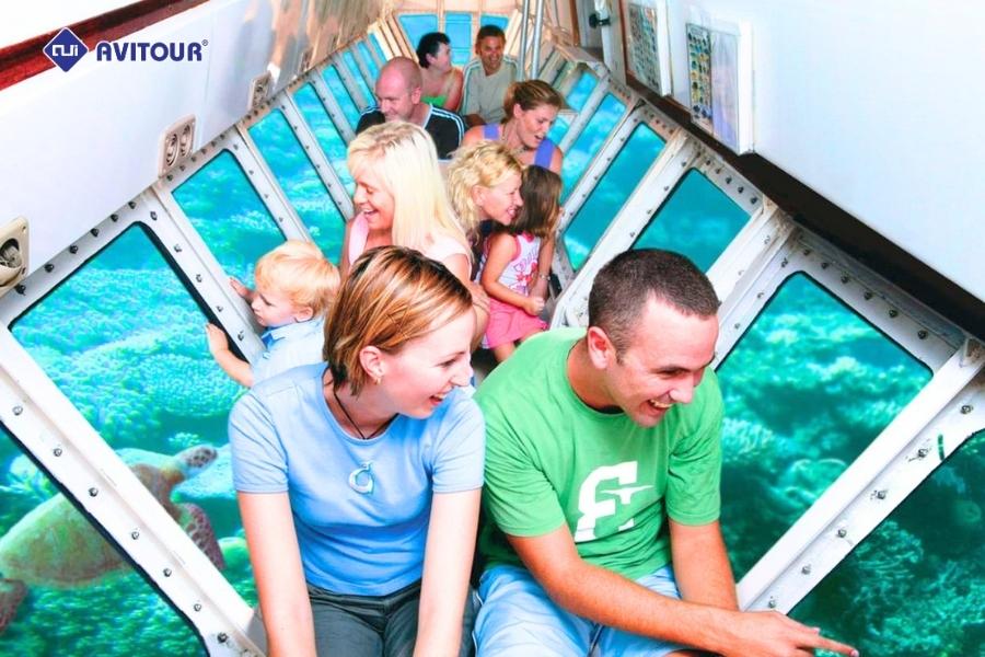 Đắm mình trong làn nước trong vắt tại công viên biển Blue Bay