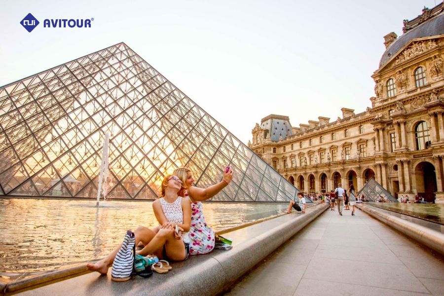 Du lịch tháp Eiffel - biểu tượng của Paris lãng mạn