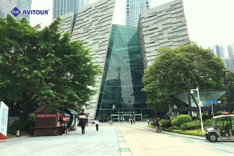 Hòa mình vào nhịp sống sôi động tại quảng trường Hoa Thành