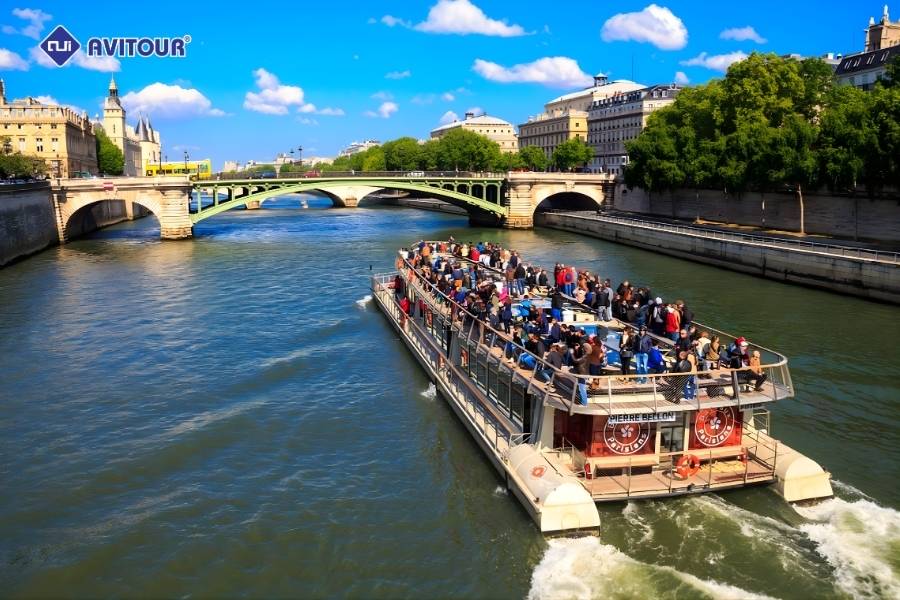 Hoàng hôn Paris tuyệt đẹp từ du thuyền trên sông Seine
