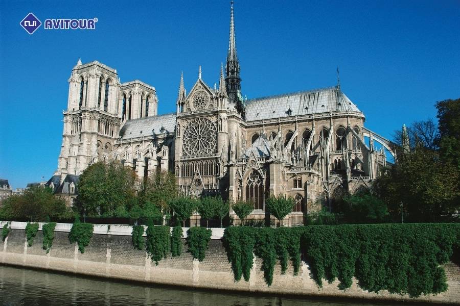 Hoàng hôn Paris tuyệt đẹp từ du thuyền trên sông Seine