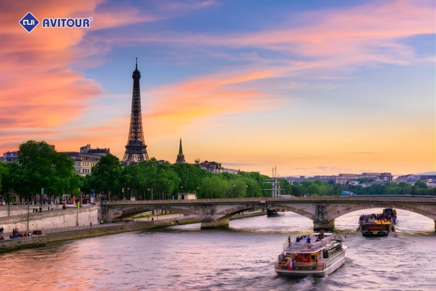 Hoàng hôn Paris tuyệt đẹp từ du thuyền trên sông Seine