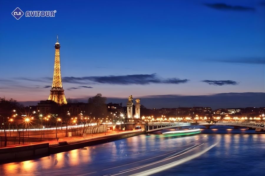 Hoàng hôn Paris tuyệt đẹp từ du thuyền trên sông Seine