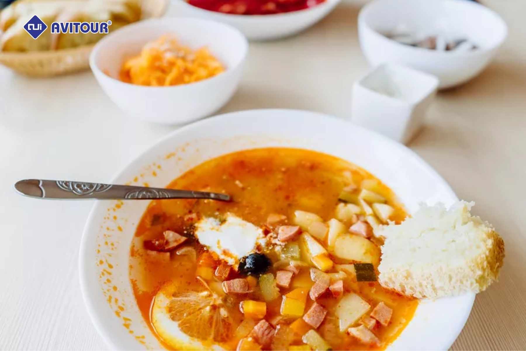 Khám phá ẩm thực nước Nga: 10 món ăn nhất định phải thử một lần trong đời