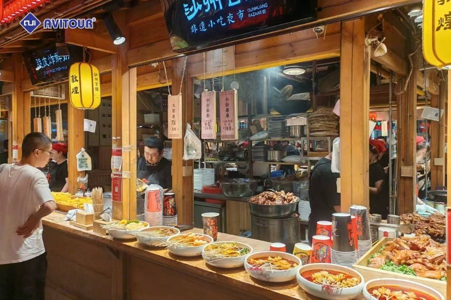 Khám phá chợ đêm Sa Châu: Điểm hẹn văn hóa sôi động giữa lòng sa mạc