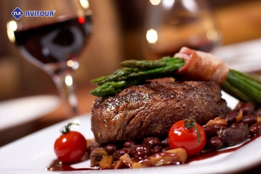 Khám phá tháp Eiffel qua lăng kính lãng mạn