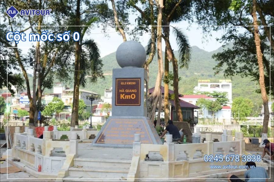 Chủ tịch Hồ Chí Minh trong những năm kháng chiến từ 1941 đến 1945, đoàn chụp hình lưu niệm tại Suối Lê Nin - Núi Các Mác, thăm hang Cốc Bó.