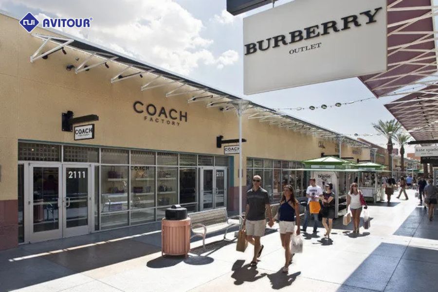 Lạc lối trong thiên đường mua sắm - trung tâm thương mại Premium Outlet