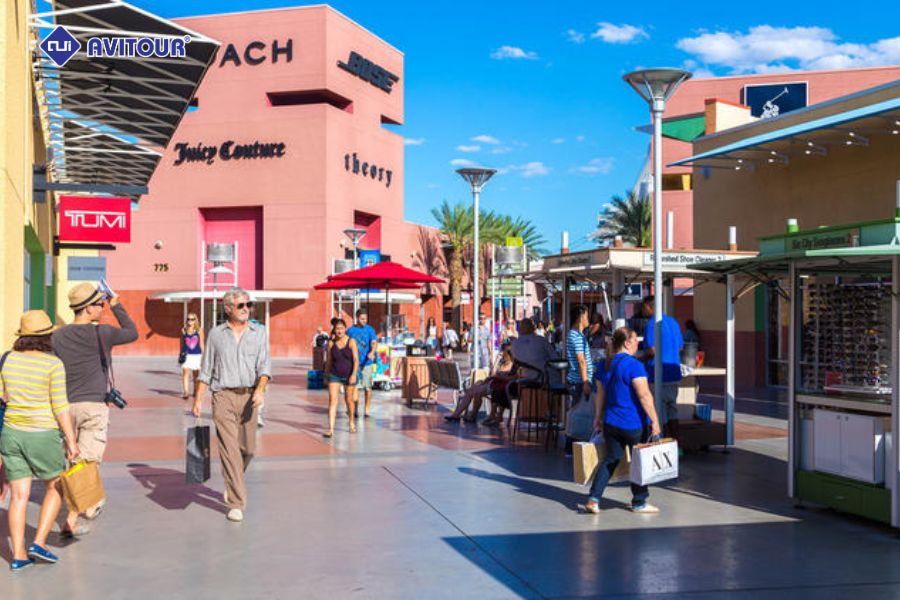 Lạc lối trong thiên đường mua sắm - trung tâm thương mại Premium Outlet