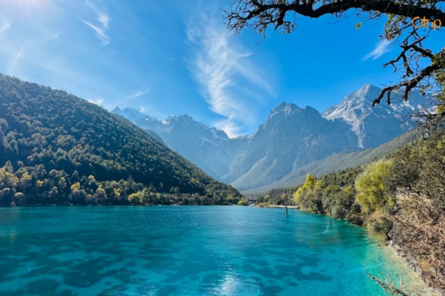 Mãn nhãn trước vẻ đẹp của Lam Nguyệt Cốc Lệ Giang