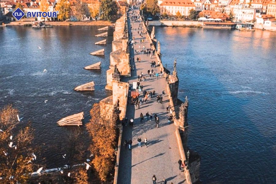 Ngắm nhìn tuyệt tác kiến trúc cầu Charles ở Séc