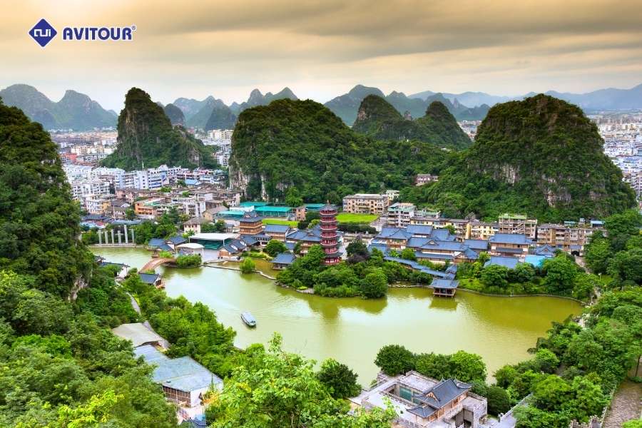 Núi Mặt Trăng - Tuyệt tác thiên nhiên vĩnh cửu giữa lòng Quế Lâm