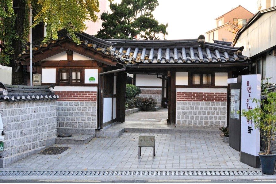 Tận hưởng vẻ đẹp thanh bình của làng cổ Bukchon Hanok