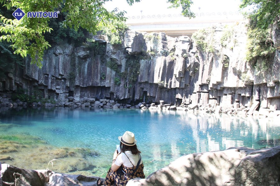 Thác Cheonjiyeon: Thiên Đường Lãng Mạn Trên Đảo Jeju