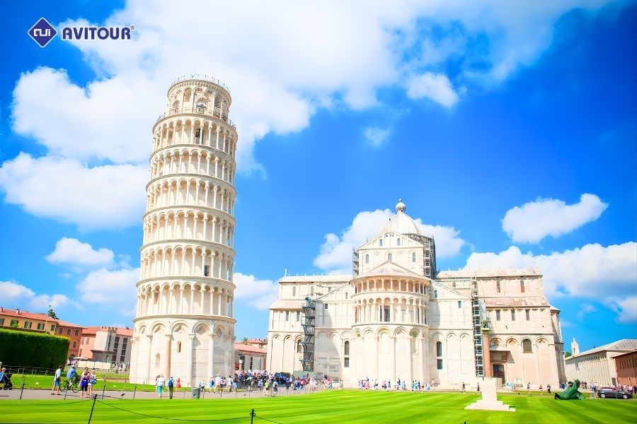 Tháp nghiêng Pisa và trải nghiệm du lịch không thể bỏ lỡ