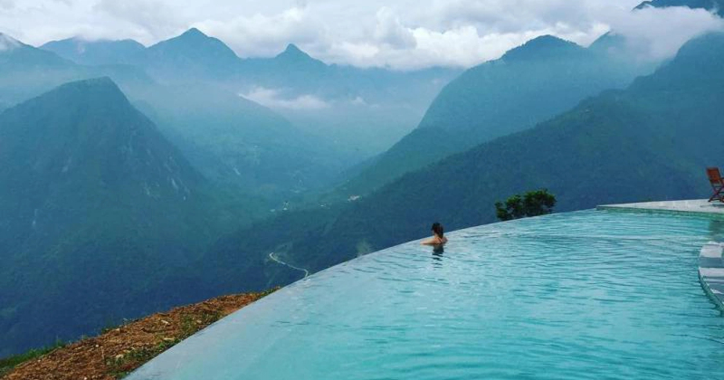 Bể bơi vô cực có tạo hình rất độc đáo