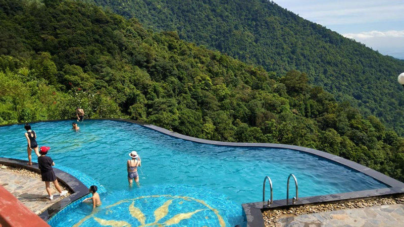 Bể bơi giúp cho người dùng có tầm nhìn bao quát hơn về thiên nhiên