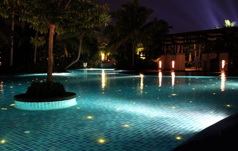 Phong cảnh bể bơi ban đêm cùng với đèn và đá mosaic