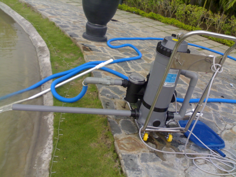 Xe đẩy thiết bị vệ sinh bể bơi