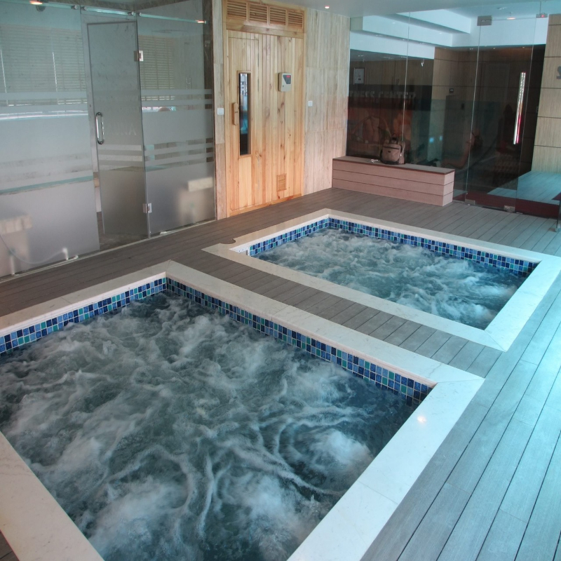 Bể sục jacuzzi xây kết hợp với hồ bơi