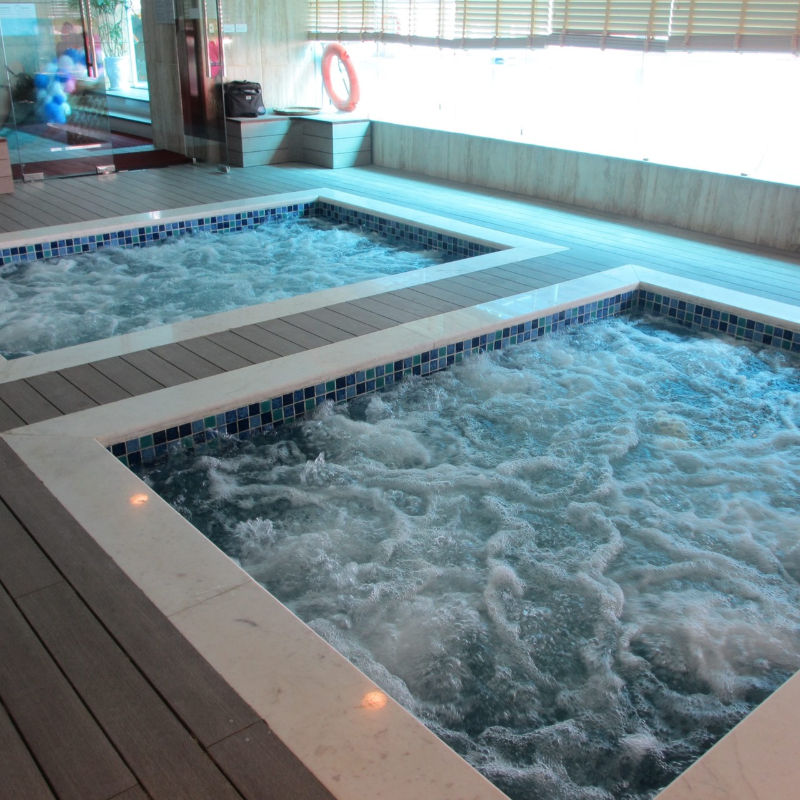 Bể sục giúp lưu thông máu và giảm đau nhức cơ rất tốt