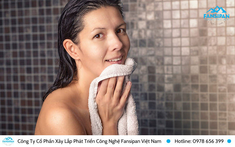 Sử dụng khăn bông để lau người