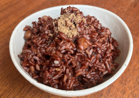 Bát cơm gạo lứt nấu cùng đậu sau khi chín: mềm, dẻo, dễ ăn và cực kỳ bổ dưỡng.