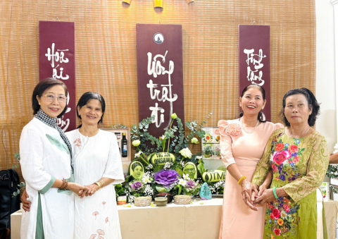 Khách mời tham dự chụp hình lưu niệm cùng Cô Ngân (trái)