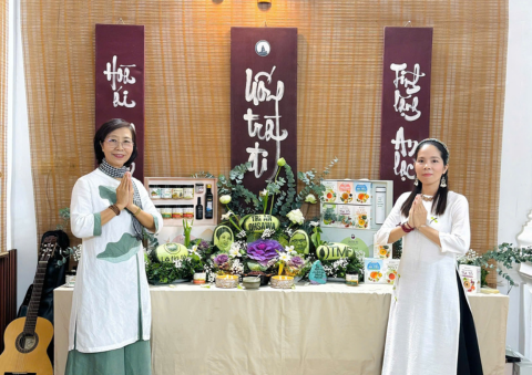 Cô Lê Thị Ngân (trái) cùng chị Đặng Thị Dung – Ban lãnh đạo Lá Tía Tô