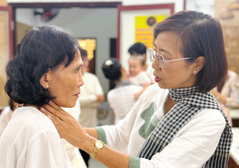 Khoảnh khắc thân tình khi cô Lê Thị Ngân ân cần hỏi thăm sức khỏe khách dự buổi lễ