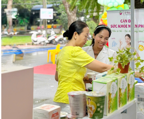 Khách hàng dành nhiều quan tâm đến sản phẩm thực dưỡng của Lá Tía Tô