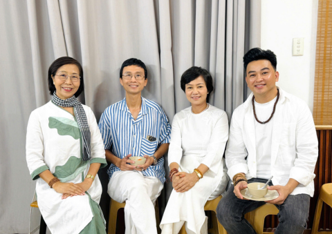 Khách mời nhận quà tặng bộ sách thực dưỡng Tân Sống Vui từ Lá Tía Tô.