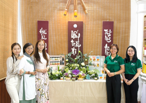 Thành viên của Lá Tía Tô và Tâm Minh Foods tại buổi lễ tưởng niệm