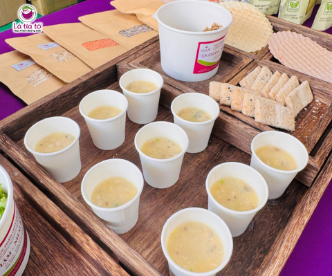 Súp dưỡng sinh diêm mạch mời khách hàng dùng thử