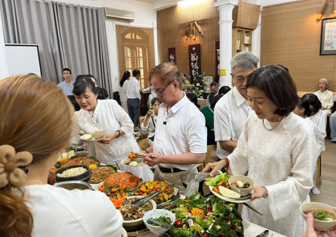 Khách mời dùng bữa trưa thực dưỡng ấm cúng