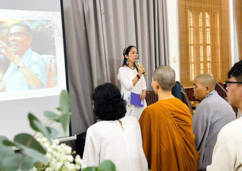 Chị Phạm Thị Dung (Giám Đốc Lá Tía Tô) kể lại hành trình của Tiên sinh Ohsawa