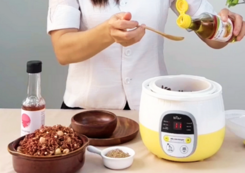 Một chút dầu mè nguyên chất giúp hạt cơm bóng mượt và bổ sung chất béo tốt cho cơ thể.