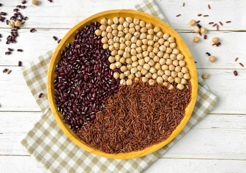 Sự kết hợp hoàn hảo giữa gạo lứt, đậu gà và đậu đỏ giúp bổ sung đạm thực vật đầy đủ.