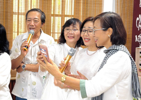 Tiết mục hát, giao lưu tập thể nhẹ nhàng kết nối trái tim