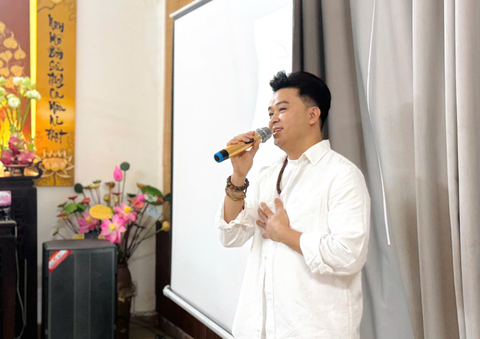 Ca sĩ Lưu Minh Tuấn mang đến giai điệu sâu lắng, mở đầu buổi lễ tưởng niệm.