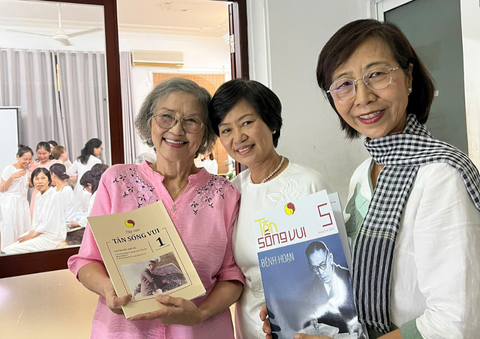 Khách mời nhận quà tặng bộ sách thực dưỡng Tân Sống Vui từ Lá Tía Tô.