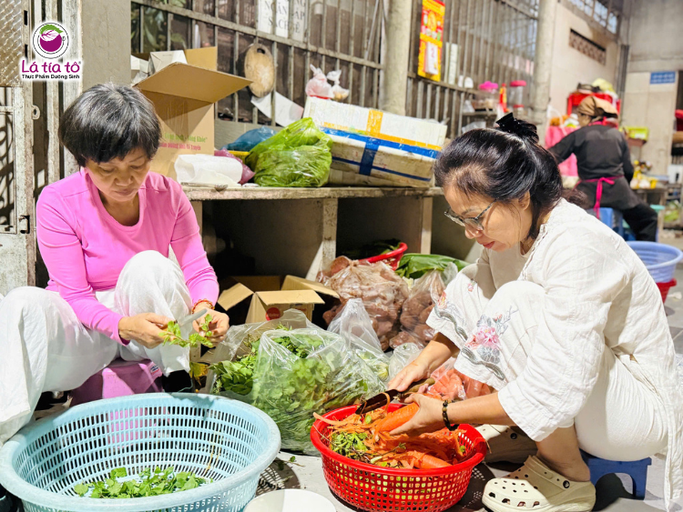 Sơ chế nguyên liệu tươi lành với sự chăm chút kỹ lưỡng của đội ngũ Lá Tía Tô