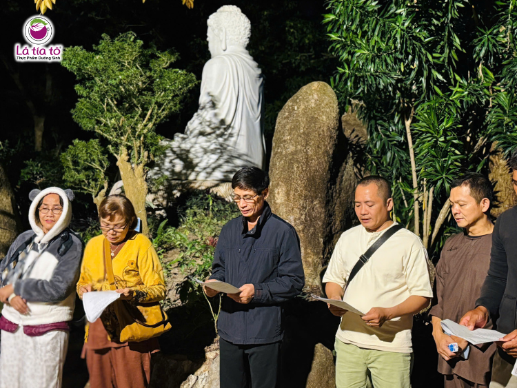 Cùng nhau hát thiền ca, hòa nhịp và tĩnh lặng trong giây phút hiện tại