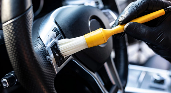 Nhân viên kỹ thuật dọn rửa vô lăng, loại bỏ vi khuẩn, bảo vệ sức khỏe khách hàng