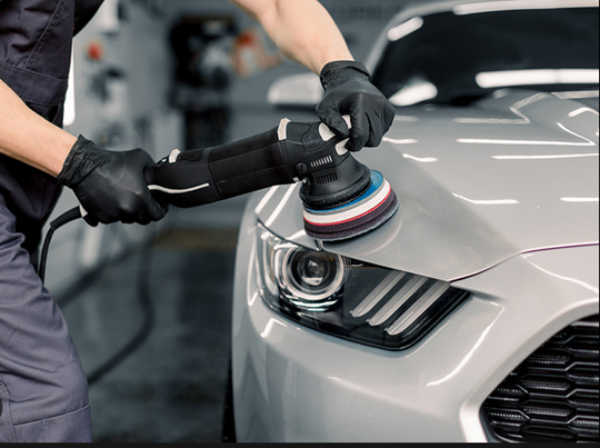 Nhân viên kỹ thuật đánh bóng vỏ xe, bảo vệ lớp sơn lâu dài, cho cảm giác sáng bóng.