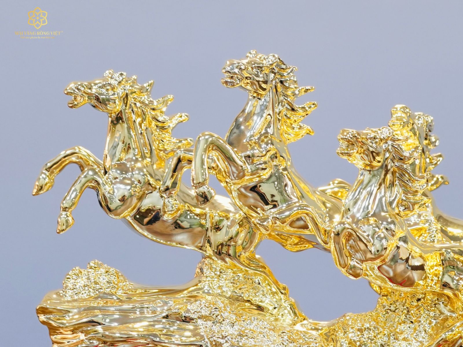 8 chú ngựa phi trong gió tượng trưng cho ý chí mạnh mẽ để chinh phục đỉnh cao