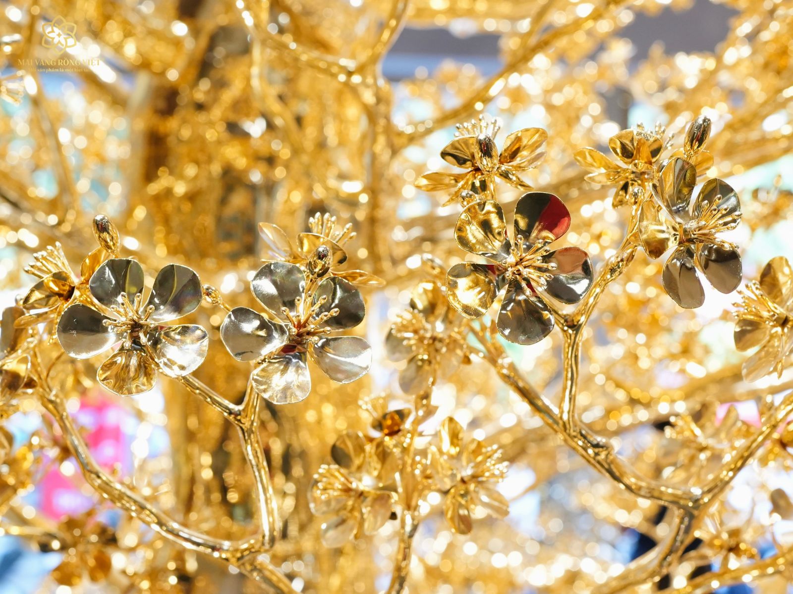 Màu vàng 24K của hoa mai đại diện cho phú quý, sung túc