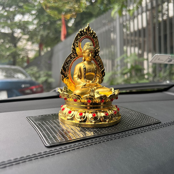 Cách đặt tượng Phật trên xe ô tô đúng chuẩn sẽ thể hiện lòng thành và tăng hiệu quả phù trợ