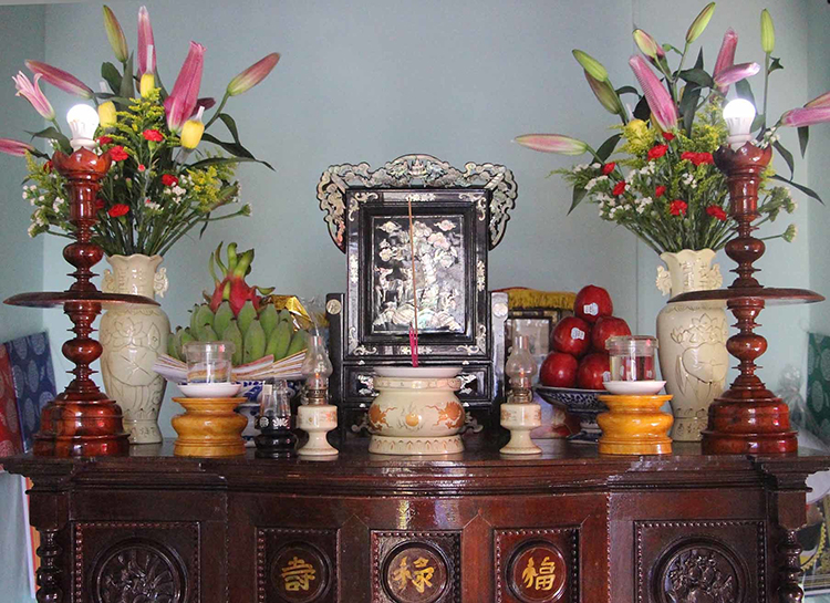 Cắm hoa trên bàn thờ ngày Tết cần chú ý đến sự hài hòa, cân đối