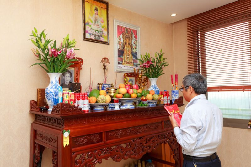 Cách cắm hoa ngày tết trên bàn thờ